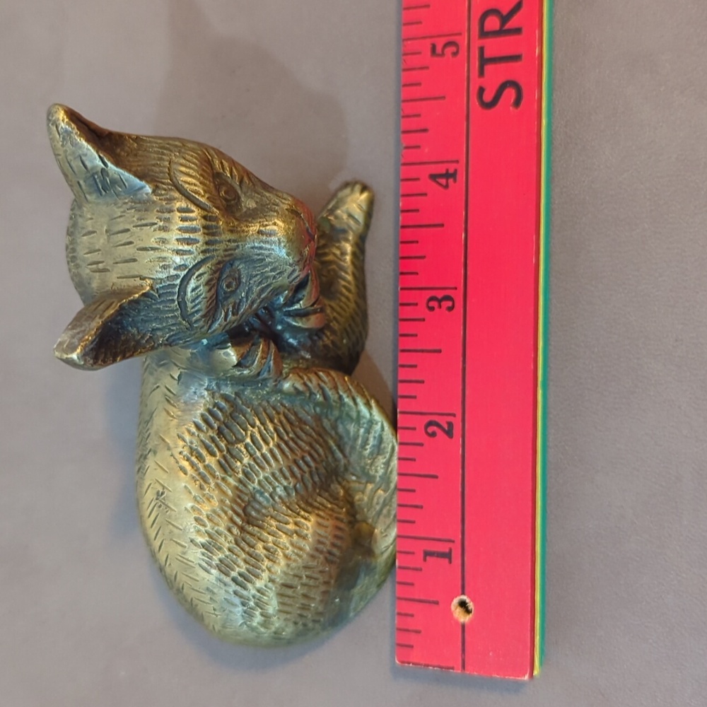 Vintage Brass Cat Laying With Bow Around Neck - Picture 6 of 7